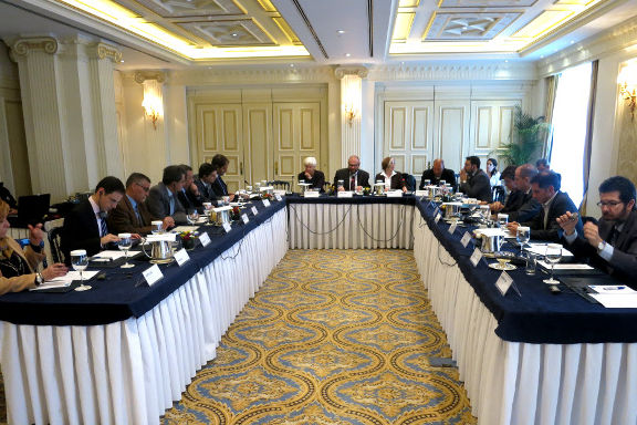 Blick auf die hufeisenförmige Anordnung der Konferenzplätze für die Roundtable-Diskussion