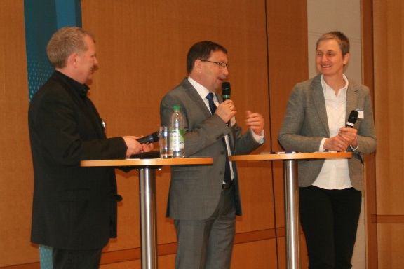 Erfolgreiche Eigeninitiative zeigten u.a. auch die Bürgermeister der Gemeinden Jossgrund und Stadtlauringen – hier mit Moderatorin Claudia Bosse (TU München) 