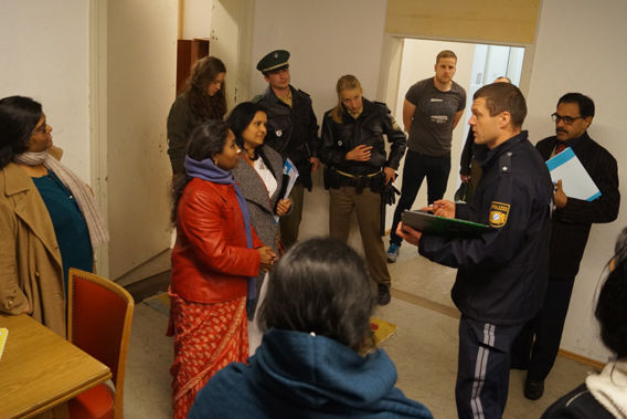 Indische Polizisten und NGO-Vertreter informieren sich über die praktische Grundausbildung in Bayern.