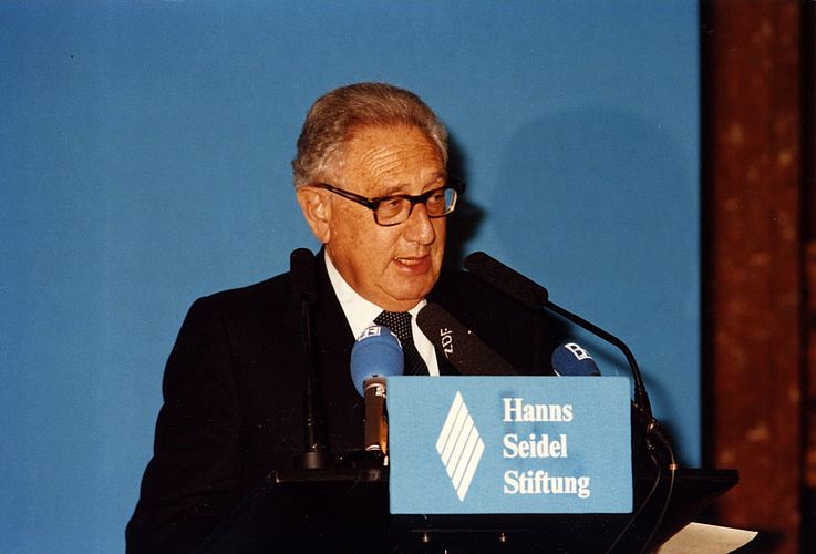Henry Kissinger wird im Jahr 1996 der Franz Josef Strauß-Preis verliehen.