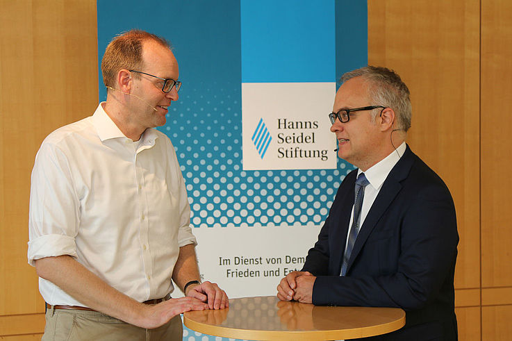 Dr. Rosenbusch im Gespräch mit Karl-Heinz Keil, Institut für politische Bildung, HSS