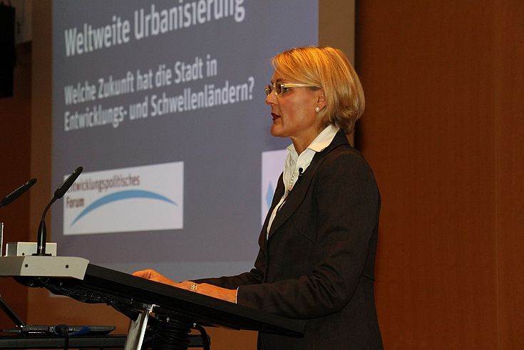Tania Rödiger-Vorwerk beschreibt die rasante Urbanisierung in Asien und Afrika.