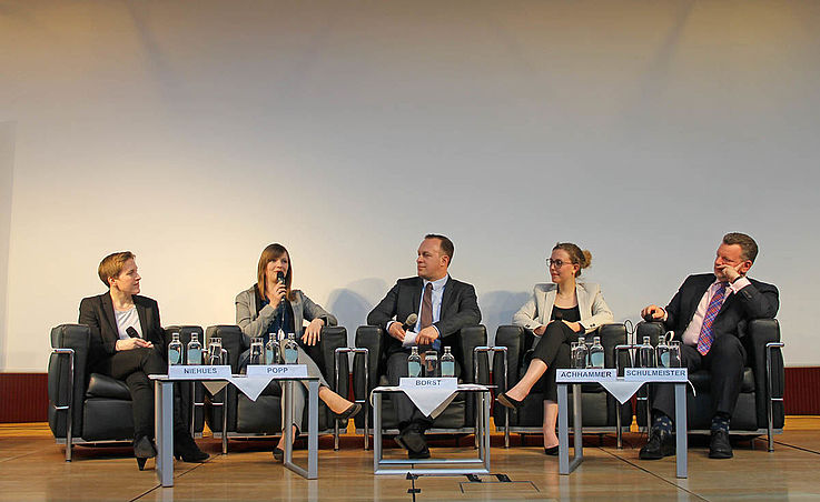 Die fünf Diskutanten auf dem Panel. Popp spricht.