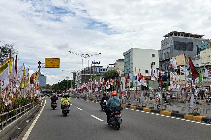 Werbung der verschiedenen Parteien für ihre Kandidaten in der indonesischen Hauptstadt Jakarta. 