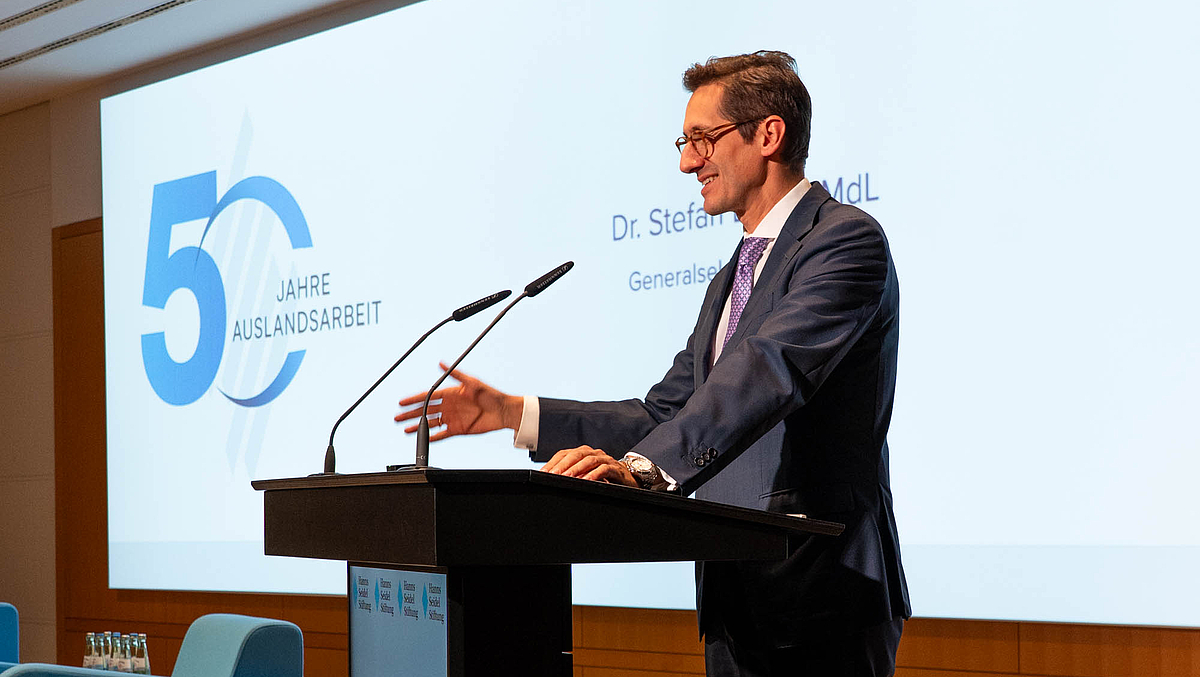 Eröffnung des Festakts: Der Generalsekretär der Hanns-Seidel-Stiftung, Dr. Stefan Ebner, MdL, begrüßt die nationalen und internationalen Gäste.