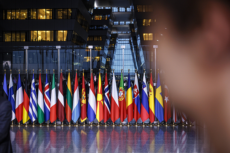 Flaggen der NATO Mitgliedsstaaten stehen im NATO Hauptquartier.