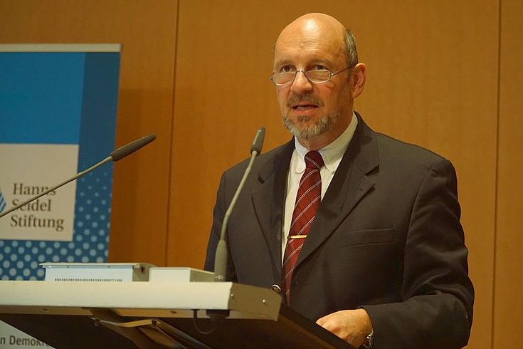 Begrüßte über 100 Tagungsteilnehmer:  Reinhard Meier-Walser, Leiter der Akademie für Politik und Zeitgeschehen der HSS