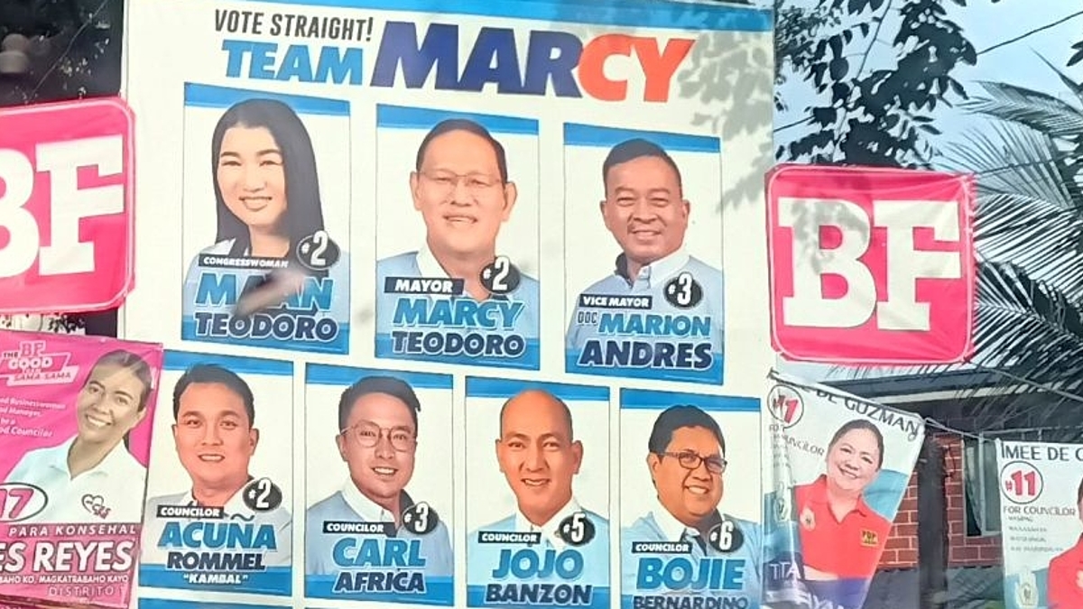 Plakate verschiedener Kandidaten hängen neben- und übereinander.