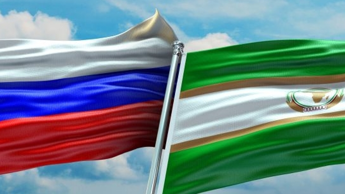 Die Flagge Russlands neben der der afrikanischen Union