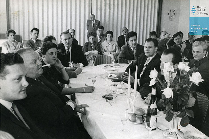 JU-Landesversammlung 1961 in Kempten, im Vordergrund Max Streibl, neben Bundeswirtschaftsminister Ludwig Erhard Mathilde Weichner