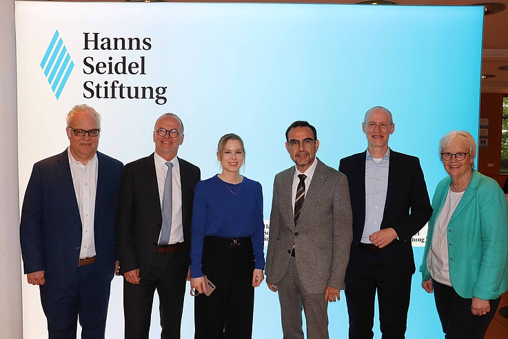 v. l. n. r.  Karl Heinz Keil, Hanns-Seidel-Stiftung; Dr. Josef Widmann, Generalsekretär der Hanns-Seidel-Stiftung; Julia Ruhs, Autorin, Kolumnistin und Politikjournalistin; Klaus Holetschek, MdL, Vorsitzender CSU-Landtagsfraktion; Prof. Dr. Christian P. Hoffmann, Professor für Kommunikationsmanagement, Universität Leipzig; Stefanie von Winning, Hanns-Seidel-Stiftung