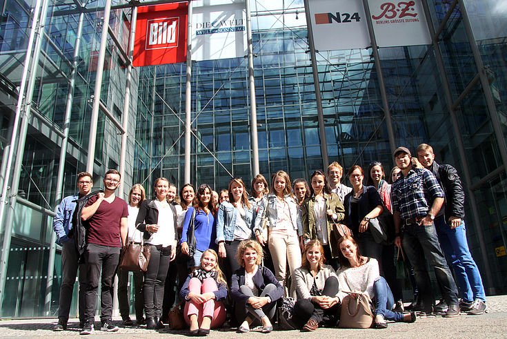 Stipendiatengruppe vor der Unternehmenszentrale der Axel Springer SE