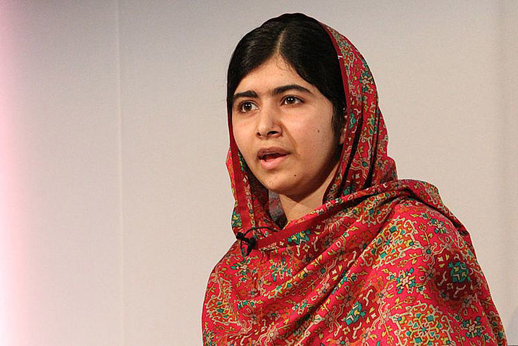 Malala Yousafzai spricht und schaut konzentirert.