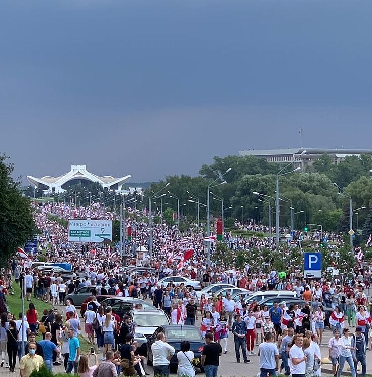 Eine Masse an Menschen demonstriert auf einer Straße