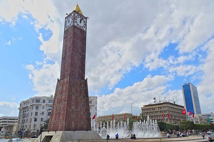 Der berühmte Glockenturm in Tunis mit Platz und Springbrunnen