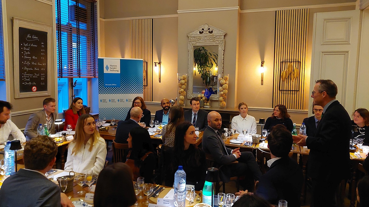 Christian Forstner, HSS-Büroleiter in Brüssel (rechts) hält im Rahmen eines Networking-Dinners eine Rede vor den HSS-Neux-Mitgliedern. 