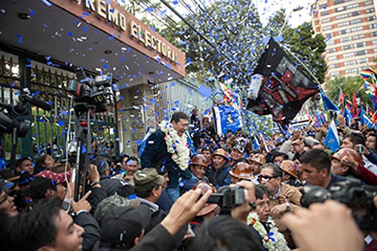 Schon kurz nach der Wahl wird Luís Arce von seinen Anhängern als Wahlsieger gefeiert.