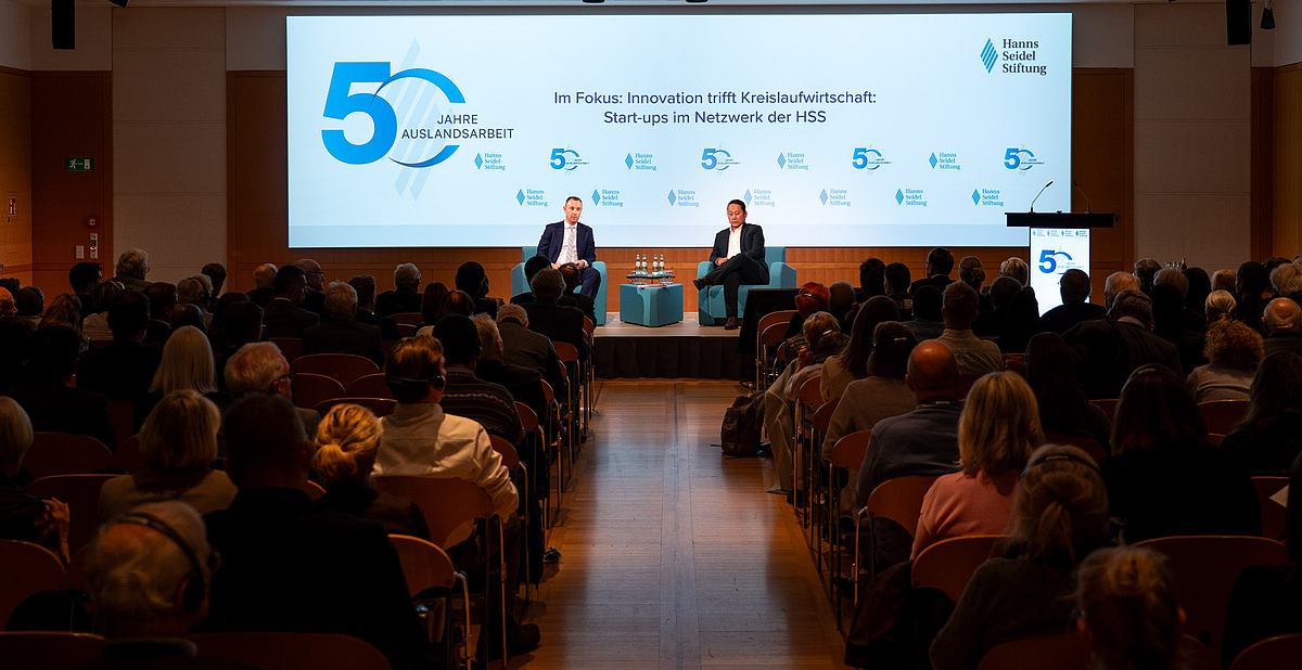 Ein halbes Jahrhundert weltweites Engagement: Blick in den vollbesetzten Saal des Festakts zu „50 Jahre Auslandsarbeit“ der Hanns-Seidel-Stiftung. In moderierten Gesprächen berichteten Auslandsmitarbeiter gemeinsam mit internationalen Partnern über Erfahrungen, Herausforderungen und Lösungsansätze.