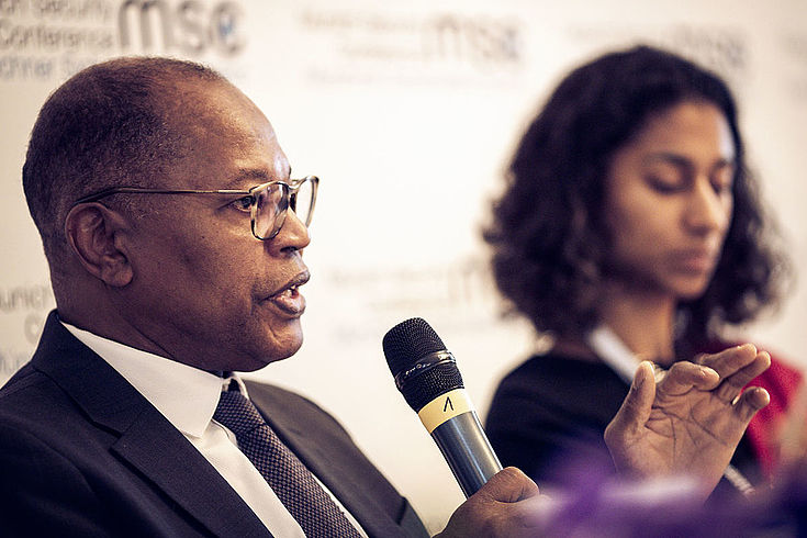 Chambas spricht ins Mirko