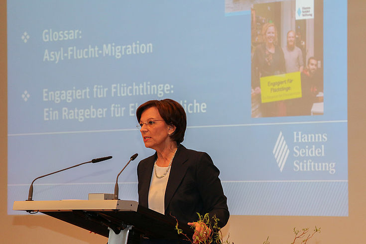 Sozialministerin Emilia Müller: „Ohne die vielen Ehrenamtlichen hätten wir den enormen Zugang von Asylbewerbern nicht in der Form meistern können..."