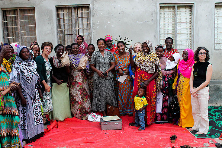 Emilia Müller und Ursula Männle bei einem Frauensparprojekt auf Sansibar