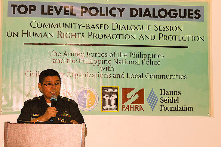 Eduardo Esquivias von den Armed Forces of the Philippines Human Rights Office (AFPHRO) beschreibt die Auswirkungen des Kriegsrechts für Mindanao