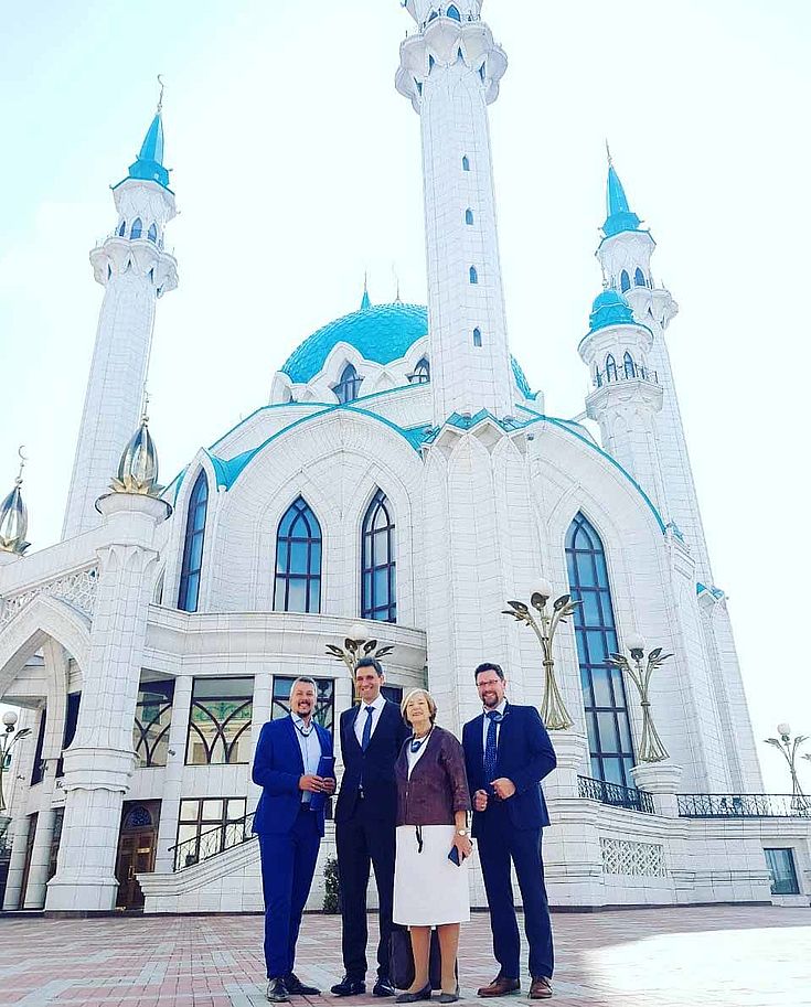 Die deutsche Delegation vor der Kul-Scharif-Moschee im Kasaner Kreml, der zum Weltkulturerbe der UNESCO zählt.
