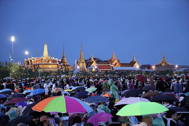 Vor dem Königspalast in Bangkok versammeln sich Demonstranten 