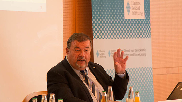 Studienleiter Helmut Jung berät die Gesellschaft für Markt- und Sozialforschung, GMS, in Hamburg. 