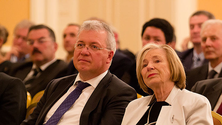 Ursula Männle und Markus Ferber sitzen nebeneinander im Publikum und hören einen Redebeitrag.