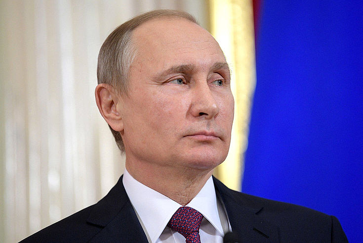 Vladimir Putin blickt, wie üblich, kühl in die Weite.