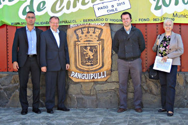 Vor dem Rathaus in Panguipulli warten Dr. Witterauf und Dr. Luther auf den Bauingenieur Pedro Chubretovich, der seit fast zwei Jahren der Verwaltung der Gemeinde vorsteht.