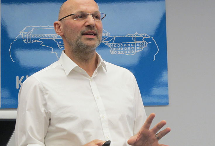 Volker Zepf veranschaulicht den nachhaltigen Umgang mit kritischen Rohstoffen