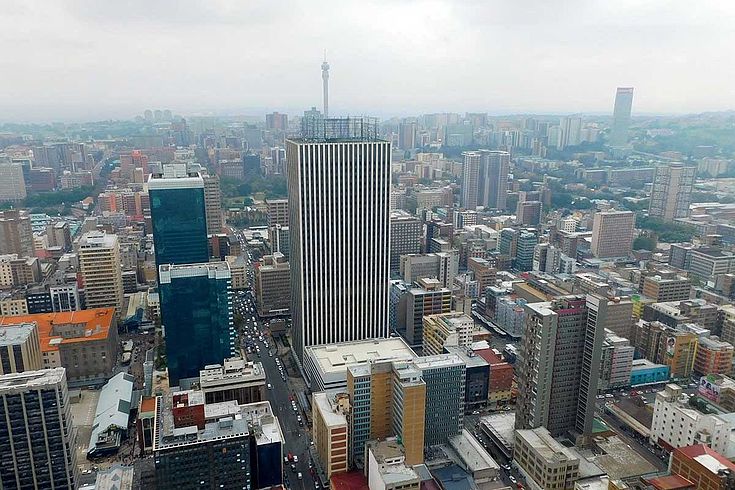 Eine Stadt mit vielen Bürotürmen. 