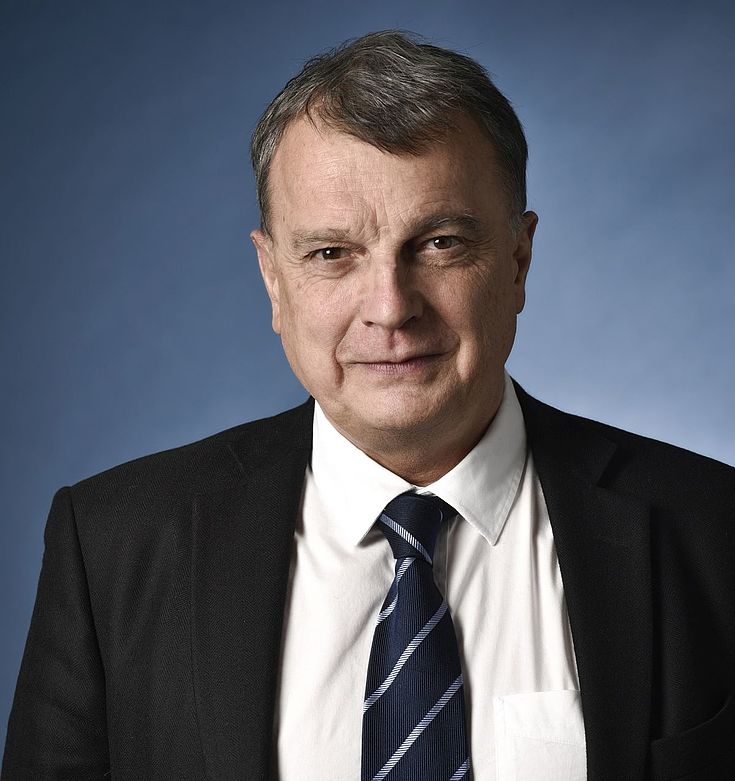 Mann runzelt die Stirn