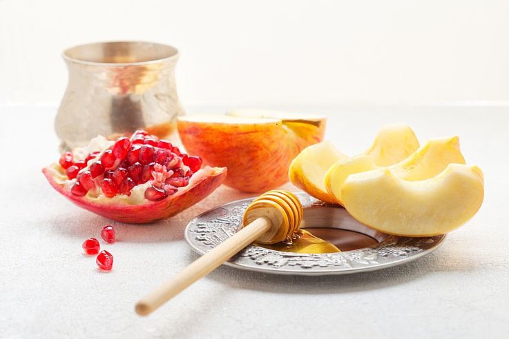Damit das Jahr "süß" wird, werden an Rosch Haschana Apfelstücke gegessen, die in Honig getaucht sind. 