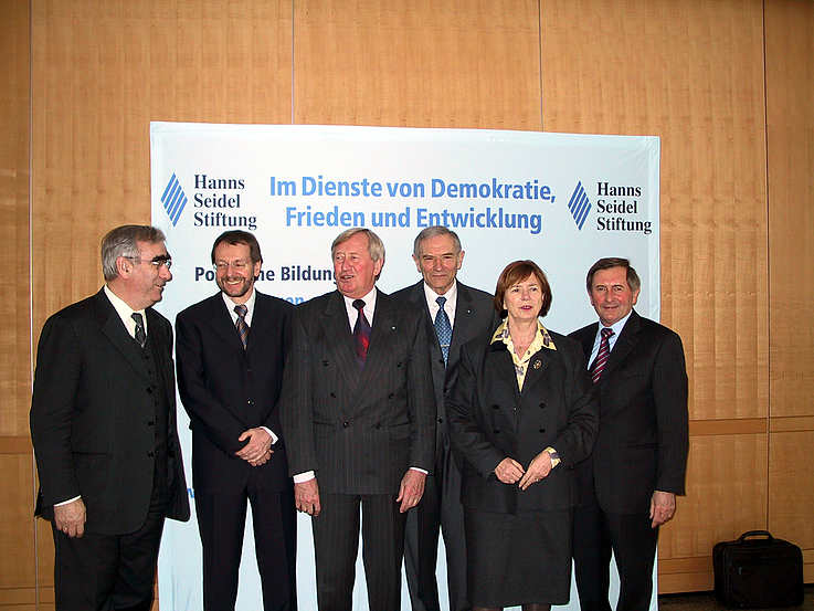 Neue Führung der Hanns-Seidel-Stiftung am 11. Februar 2004: 
Hans Zehetmair, Dr. Peter Witterauf, Dr. Edmund Stoiber, Dr. Alfred Bayer, Prof. Ursula Männle, Alois Glück, Dr. Theo Waigel
