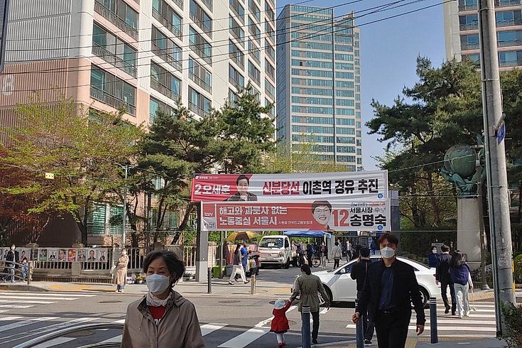 In Seoul, der Hauptstadt von Südkorea, sind Wähler auf dem Weg zum Wahllokal. Zum Bürgermeister wurde Oh Se-Hun gewählt.