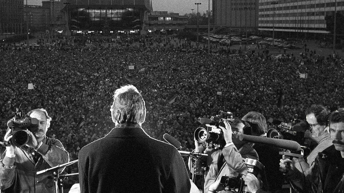 Theo Waigel spricht im Februar 1990 auf dem Karl-Marx-Platz in Leipzig anlässlich des Parteitages der Deutschen Sozialen Union
