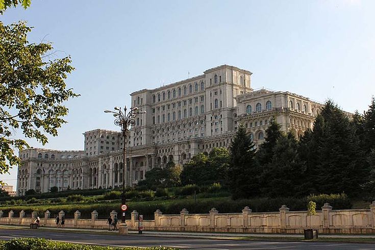 Der rumänische Regierungssitz seitlich von einer Straße aufgenommen