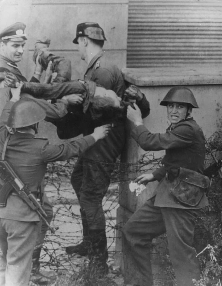 Bei dem Vorhaben, den Sperrzaun in der Nähe des Checkpoint Charlie zu übersteigen und in den amerikanischen Sektor zu flüchten, erlitt der Ostdeutsche Peter Fechter lebensbedrohliche Verletzungen durch Schüsse von DDR-Grenzposten.
