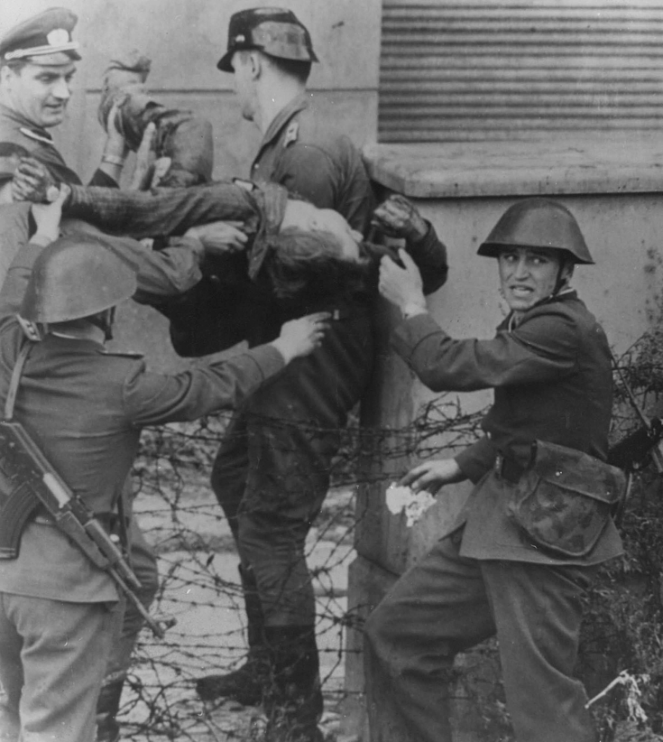 Bei dem Vorhaben, den Sperrzaun in der Nähe des Checkpoint Charlie zu übersteigen und in den amerikanischen Sektor zu flüchten, erlitt der Ostdeutsche Peter Fechter lebensbedrohliche Verletzungen durch Schüsse von DDR-Grenzposten.
