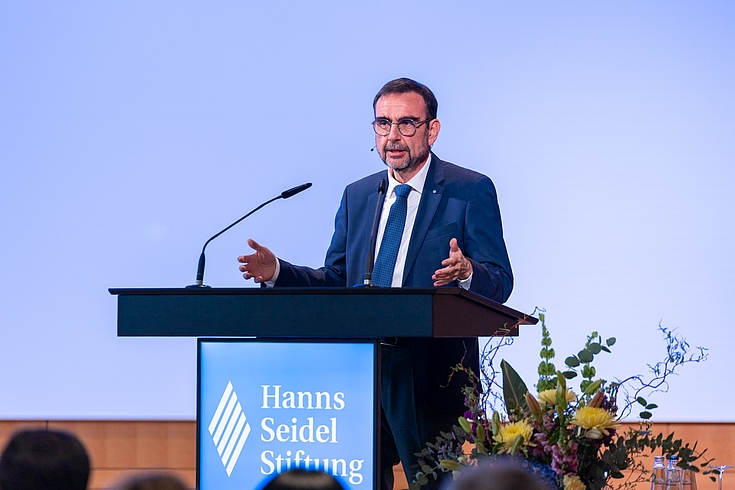 Klaus Holetschek, MdL, Fraktionsvorsitzender der CSU, steht am Rednerpult im HSS-Konferenzzentrum.