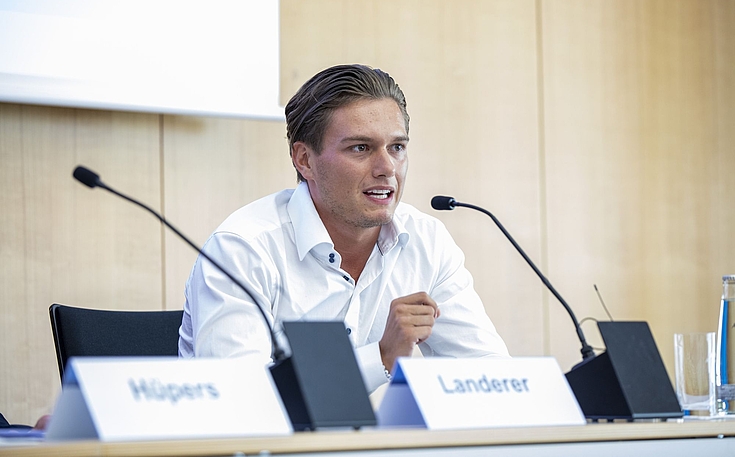 Manuel Landerer, Geschäftsführer der Landerer Energie GmbH, spricht im Rahmen einer Podiumsdiskussion vor dem Mikrofon