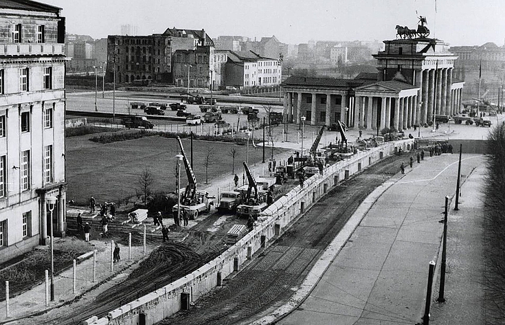 Das Brandenburger Tor wurde zum Symbol des Eisernen Vorhangs: Nach dem Zweiten Weltkrieg verlief hier die Sektorengrenze zwischen dem sowjetischen und dem britischen Sektor, die kontrolliert wurde, aber noch passierbar war. Ab 13. August 1961, mit der Errichtung der Mauer, lag das Brandenburger Tor im streng bewachten Sperrgebiet der DDR. 