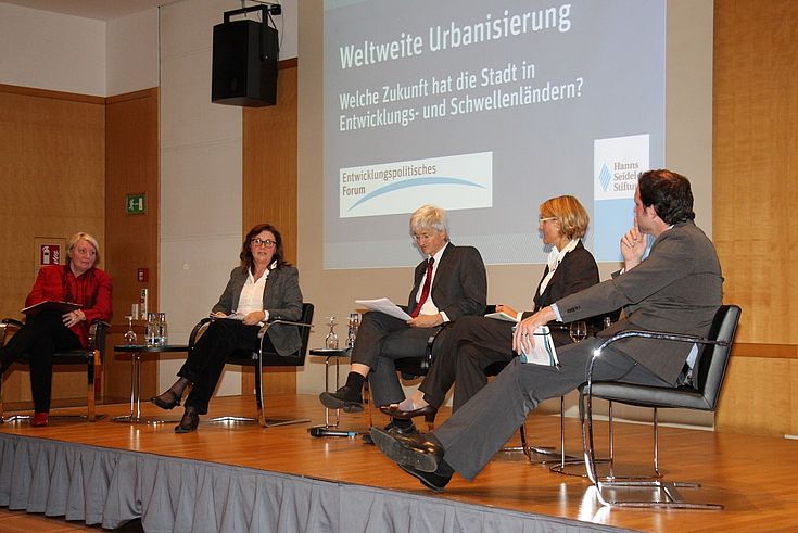 Die Gäste diskutieren, wie Städte nachhaltig und sozial entwickelt werden können. 