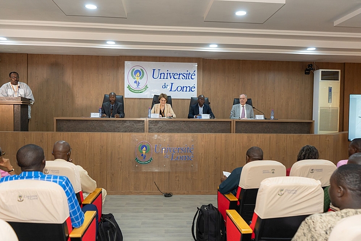 Dr. Jutta Möhringer (Zweite von links) hält einen Vortrag an der Universität von Lomé.