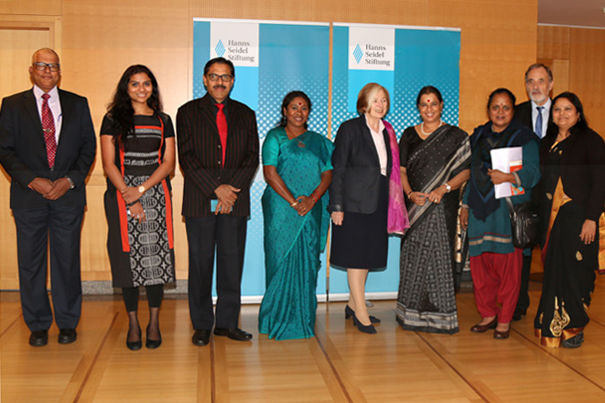 Ursula Männle (Mitte) mit der indischen Delegation nach der Diskussion am "Runden Tisch"