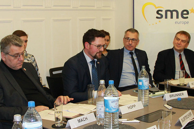 „Inmitten einer Welle des Nationalismus braucht es Projekte und Menschen, die sich gegen diese Entwicklungen stemmen.“ (Dr. Gerhard Hopp, MdL, Mitte)