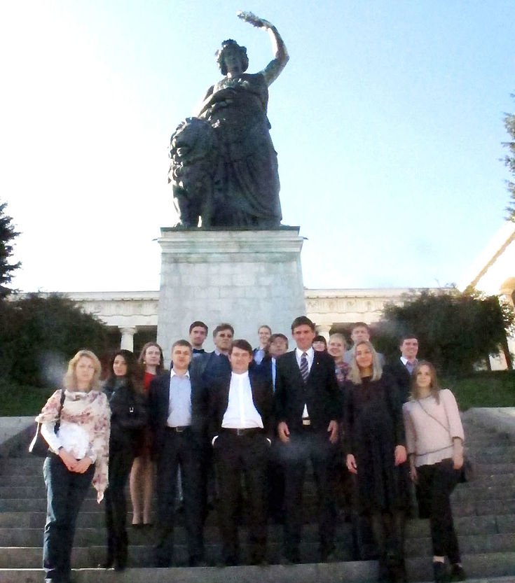 Russische Delegation auf den Stufen vor der Bavaria-Statue über der Theresienwiese in München